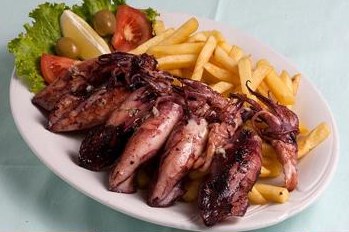 Lignje s žara s pomfritom i salatom