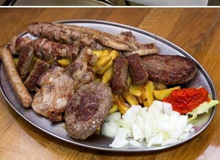 Miješano meso s roštilja s prilozima