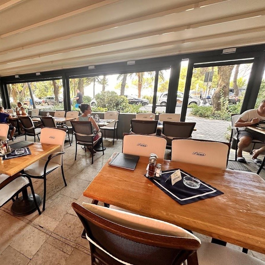 Natkrivena terasa Bistroa Luna s pogledom na crikveničko šetalište